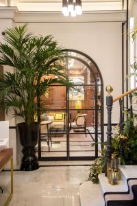 瓦伦西亚MYR Palacio Vallier的一间有大门廊的房间,里面装有植物