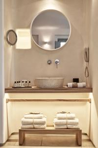 凯勒里瓦迪Mykonos Bliss - Cozy Suites, Adults Only Hotel的一间带水槽和镜子的浴室