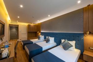 伊斯坦布尔Nova Plaza Crystal Hotel & Spa的一间酒店客房,房间内设有两张床