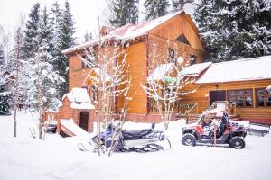 Trusovo伊斯特拉假日酒店 的小屋前设有雪地摩托车