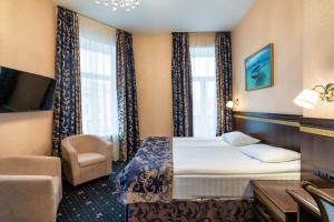 圣彼得堡蓝宝石酒店的配有一张床和一把椅子的酒店客房