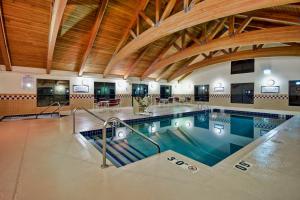 米德尔顿Staybridge Suites Middleton/Madison-West, an IHG Hotel的一座带室内游泳池的建筑中的游泳池