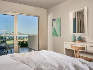 阿凯松爱奥尼亚山酒店 的白色的卧室设有床和窗户