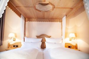 杜伊斯堡隆纳克酒店的卧室设有两张床铺和木制天花板