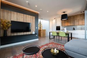 伦敦Mirabilis Apartments - Bayham Place的带沙发和电视的客厅