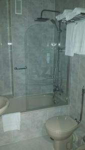埃尔莫拉尔阿祖尔旅馆的带淋浴、卫生间和盥洗盆的浴室