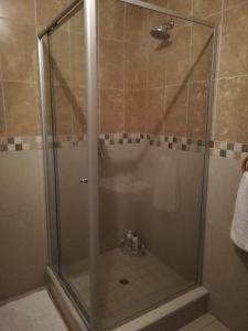 鲁德普特Rocky Ridge Guest House 2 SELF CATERING - No Alcohol allowed的浴室里设有玻璃门淋浴