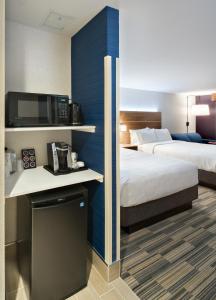 雷德迪尔雷德迪尔北智选假日酒店的一间酒店客房,设有两张床和电视