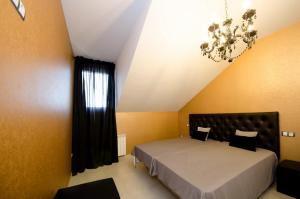 AraguásCasa Rural La Esencia的一间卧室配有一张床和一个吊灯