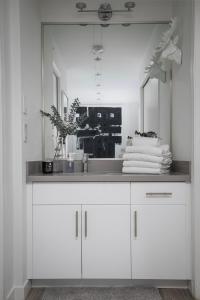 惠斯勒The Modern Whistler Apartment - Ski-in ski-out的白色的浴室设有水槽和镜子