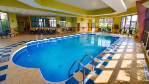 圣让上黎塞留Holiday Inn Express St. Jean Sur Richelieu, an IHG Hotel的酒店大堂的大型游泳池
