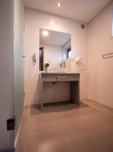 卡帕里卡海岸Villa Caparica Hostel的一间带水槽和镜子的浴室