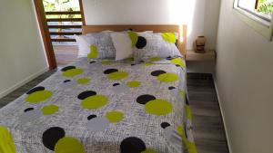 波尔兰特APPARTEMENT MILO 1的一张带黄色和绿色被子和枕头的床