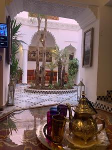 马拉喀什Riad Abaka hotel & boutique的一间房间,桌子上放着茶壶