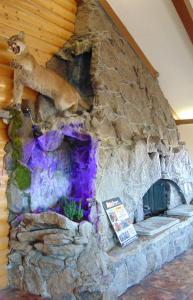 布莱斯峡谷布莱斯峡谷度假村的石头壁炉,上面有熊