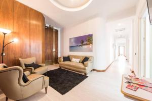 马德里格兰维亚M＆F公寓的客厅配有两张沙发和一张桌子