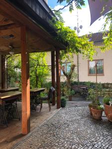 布拉格洛伦兹咖啡家庭酒店的户外庭院配有桌椅和树木。