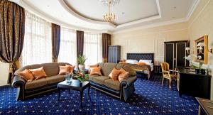 敖德萨Villa Le Premier Maestro的酒店客房设有一张沙发和一张床