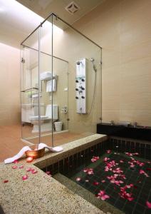 埔里绿庄飞阁渡假会馆的浴室设有粉红色花卉浴缸。