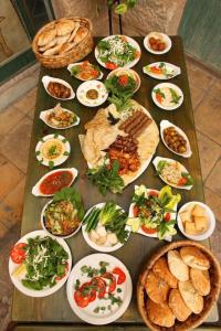 瓦迪穆萨Petra Cabin Inn Hostel&Resturant的一张桌子上放着许多盘子的食物
