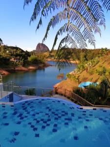瓜塔佩佩尼奥尔阿古瓦斯圣玛丽亚酒店的河边的大型游泳池