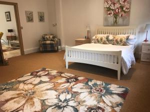 特伦托河上的纽瓦克Grey Oak的卧室配有白色的床和地毯。