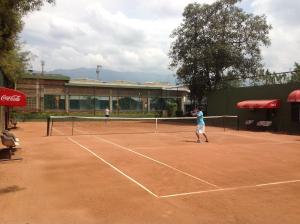 杜伊塔马HH HACIENDA EL CARMEN CENTRO DE CONVENCIONES的两人在网球场打网球