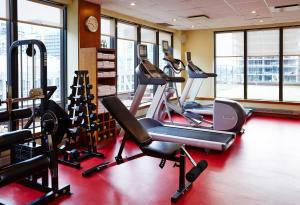 多伦多多伦多乐日耳曼集团酒店的健身房设有数台跑步机和椭圆机