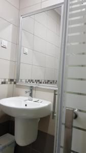 德米尔卡皮亚Villa Bratislava的白色的浴室设有水槽和镜子