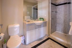 墨尔本弗林德斯兰丁公寓的浴室配有卫生间、盥洗盆和淋浴。