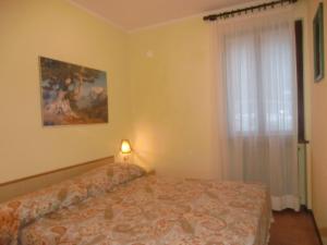 莫利纳迪莱德罗Appartamento Belvedere的一间卧室设有一张床和一个窗口