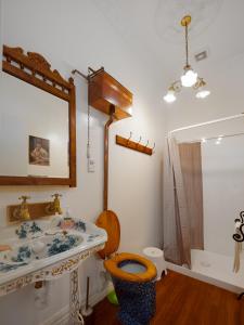 Otira奥蒂拉驿站酒店的一间带水槽、卫生间和镜子的浴室
