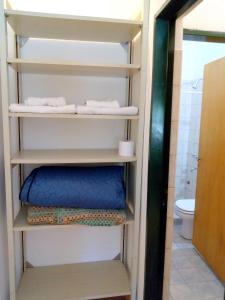 拉库布蕾B&B Garden Atelier的一间带卫生间的浴室和一个带毛巾的架子