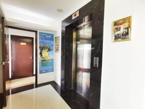 古晋Homestay Kuching Hotel的墙上有标志的建筑物内的电梯