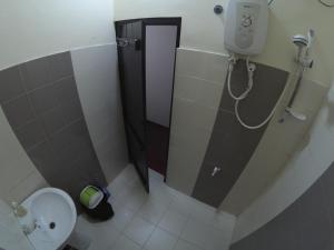 康提康提背包客旅馆的一间带卫生间和淋浴的小浴室