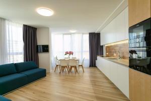 基辅13131 floor Nivki-park的客厅配有蓝色的沙发和桌子