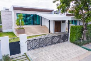 纳仲天Mövenpick Luxury Villa2FL-Private Pool-SHA CERTIFIED的黑白围栏的房子