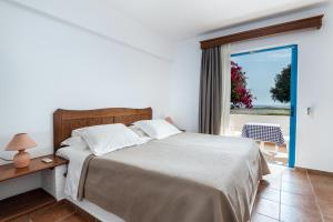 卡尔扎迈纳Olympia Mare的一间卧室配有一张床,享有海景