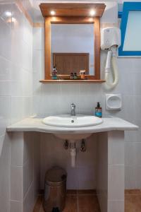 卡尔扎迈纳Olympia Mare的一间带水槽和镜子的浴室
