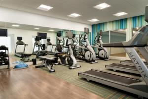 威廉斯堡Holiday Inn Express Williamsburg, an IHG Hotel的健身房设有跑步机和椭圆机
