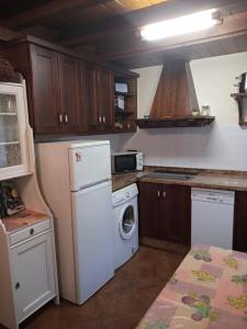 坎加斯-德奥尼斯CASA RURAL LA MONTESINA的厨房配有白色冰箱和洗碗机。