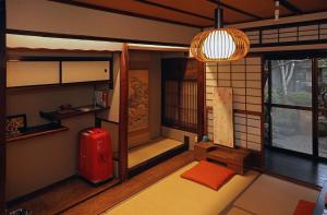 京都Guesthouse KYOTO COMPASS的一间设有红色物品的日式客房