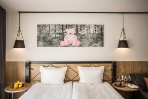 波罗维茨里拉博罗韦茨酒店的一间卧室,床头上配有一张泰迪熊床