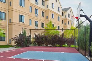 米苏拉米苏拉斜拉桥酒店的篮球场,在一座带篮球架的建筑前方