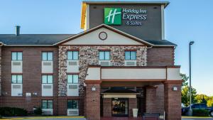 奥拉西Holiday Inn Express & Suites - Olathe South, an IHG Hotel的假日酒店前方的 ⁇ 染