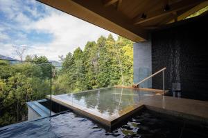 箱根THE HIRAMATSU HOTELS & RESORTS SENGOKUHARA HAKONE的森林景别墅内的游泳池