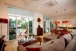 邦涛海滩Two Villas HOLIDAY - Oxygen Style Bang Tao Beach的客厅配有沙发和桌子