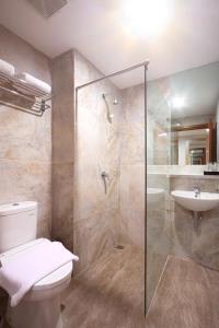 明古鲁省Cordela Inn Bengkulu的带淋浴、卫生间和盥洗盆的浴室