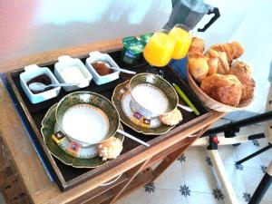 Neufmoutiers-en-BrieChambres d'hôtes La Bourbelle的一张桌子,上面放着食物和饮料