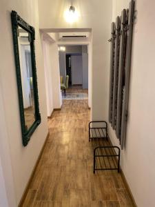 蒂米什瓦拉Dominic Apartment Unirii Square的走廊上设有一面镜子和椅子